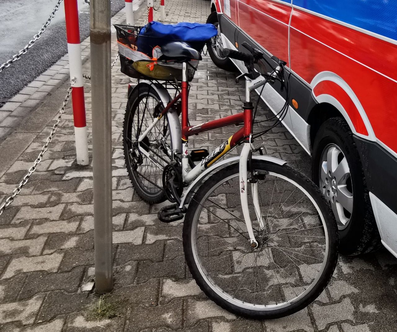 Pijany rowerzysta wpadł pod auto z pizzerii OSTROW24.tv