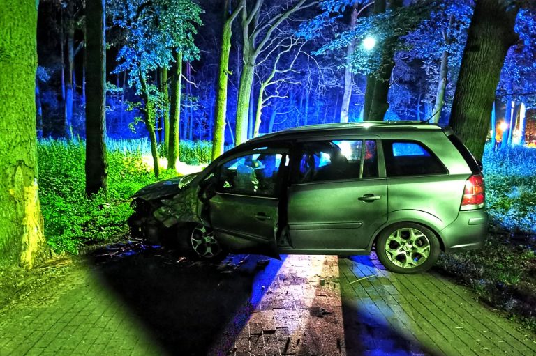 Samochód rozbił się na drzewie na Piaskach OSTROW24.tv