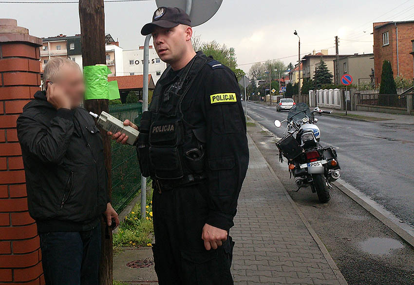 Koniecznie chciał schować motocykl przed deszczem