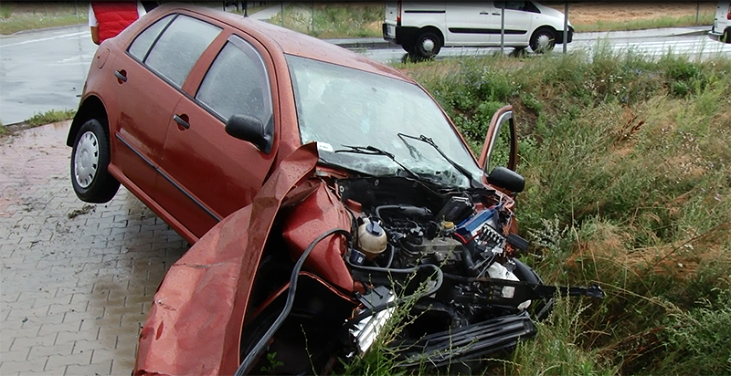 Kamienna Sadowa – osobówka vs. bus (wideo)