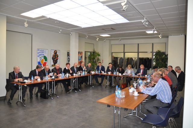 Więcej radnych w powiecie