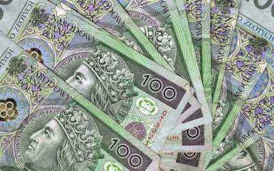 79-latka trzymała w mieszkaniu dużą gotówkę. Straciła ją