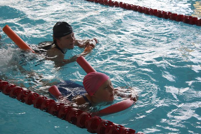 Trzecioklasiści na basenie