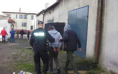 Rozbierali kradzione auta na części – w Ostrowie!