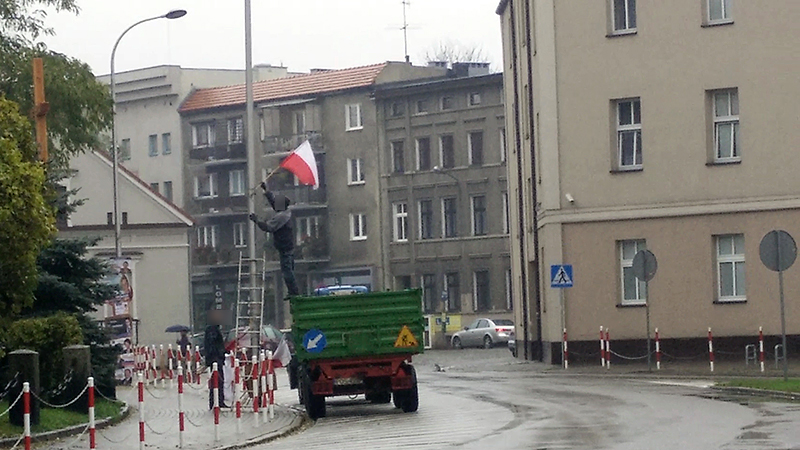 Nadal ryzykują życie wieszając flagi