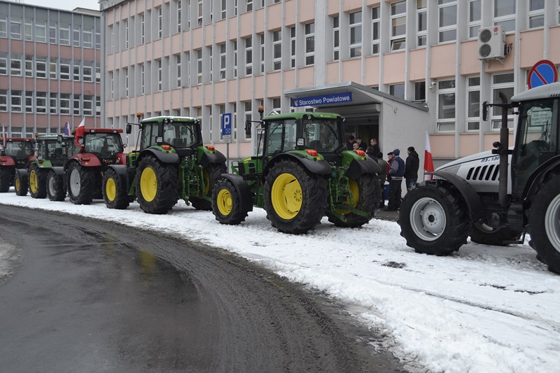 Protest rolników pod starostwem