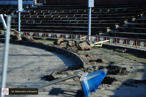 Wymieniają ogrodzenie na stadionie