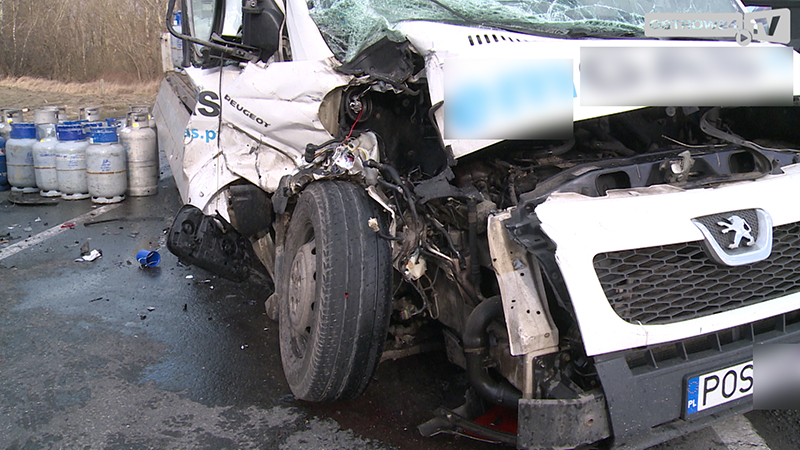 Wypadek w Ociążu. Na drodze butle z gazem