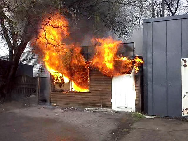 Spłonął kiosk, w którym koczowali bezdomni (nowe wideo)