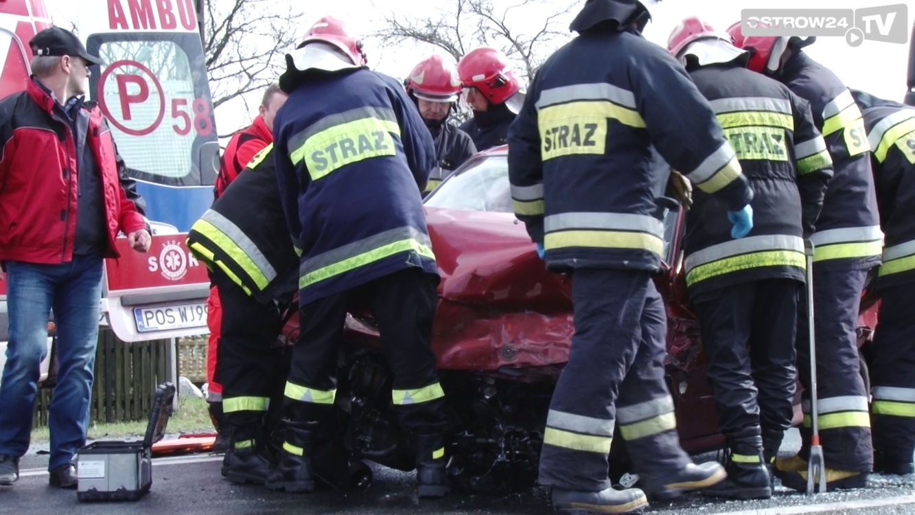 Wypadek w Górznie. Zakleszczone dwie osoby