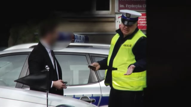 Pogrzebowe układy z policją? (wideo)