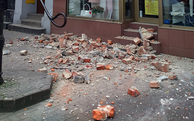 O krok od tragedii. Cegły spadły z kamienicy