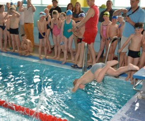 Zawody pływackie dzieci na Delfinie