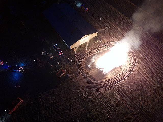 Pożar stogu siana (nagranie z drona)