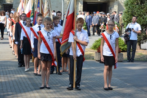 Dzieci w skwarze dźwigały sztandary