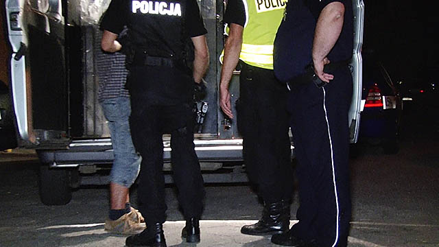 Kilkunastu policjantów obezwładniało dwóch awanturników