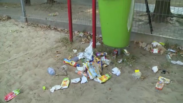 Dzieci bawią się w „śmietniku”
