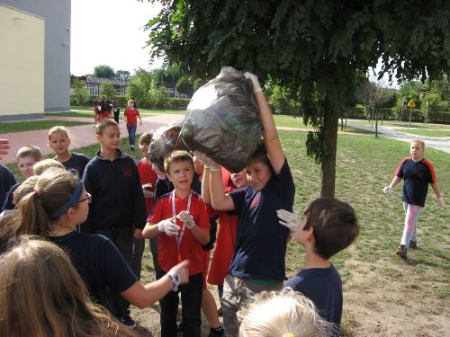 Dzieci sprzątały śmieci