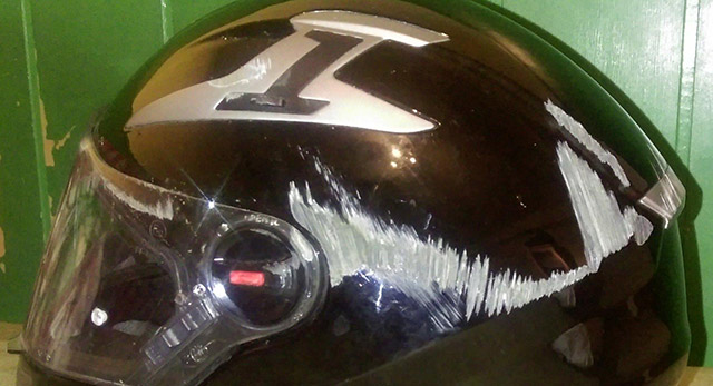 Motocyklista prosi o pomoc