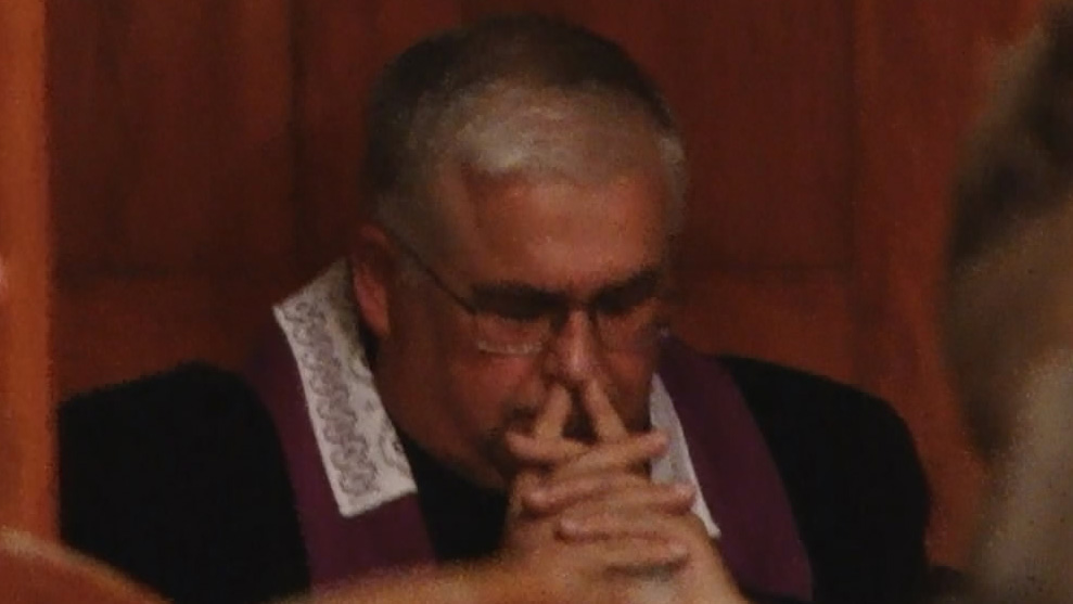 Proboszcz na krytykę odpowiada zemstą