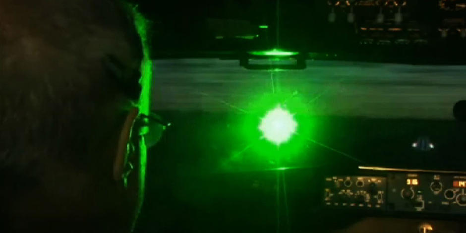 Laserem oślepiał samolot