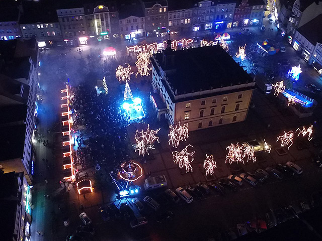 Pokaz laserowy i czekolada z fontann na zakończenie Jarmarku