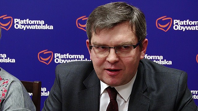 Koń zamiast krowy. Urbaniak krytykuje Klimek