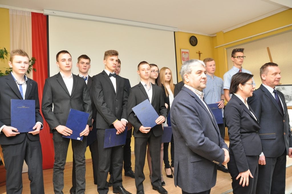Uczniowie dostają kasę i mają gwarancję pracy
