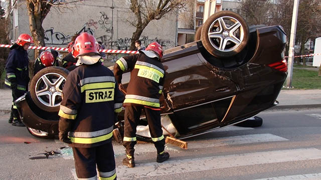 Nowiutki Mercedes za 400 tys. dachował