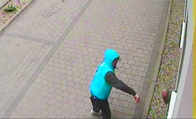 Cegłą wybił okno w urzędzie. Nagrała go kamera (wideo)