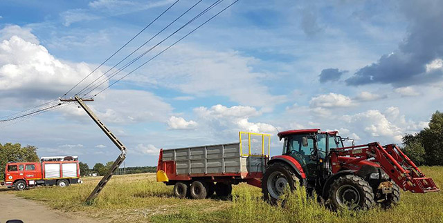 Traktorzysta złamał słup energetyczny