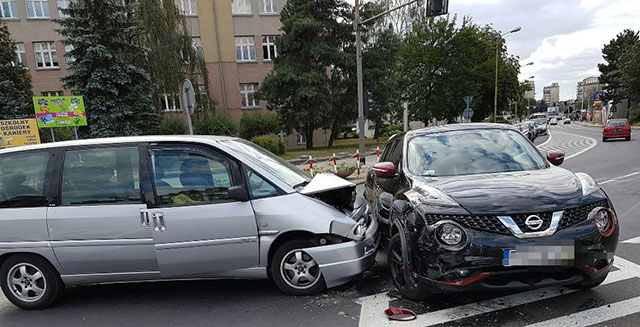 Obydwie panie twierdzą, że wjechały na zielonym świetle