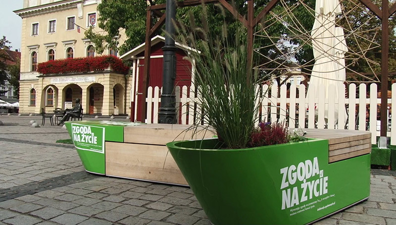 Gadająca ławka na ostrowskim Rynku. Pomaga ratować życie! (wideo)