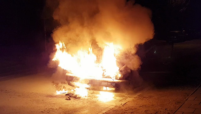 Spłonął VW Passat. Właściciel był w monopolowym (wideo)