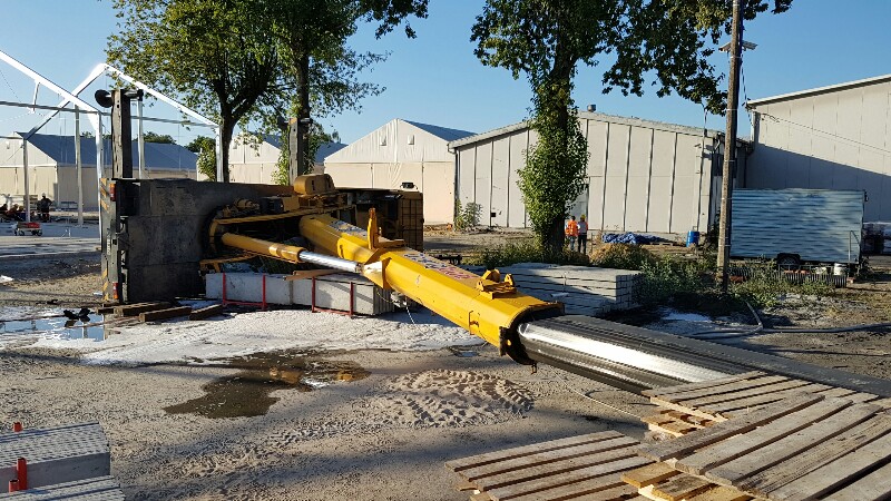 W MAHLE przewrócił się dźwig,  zginął operator