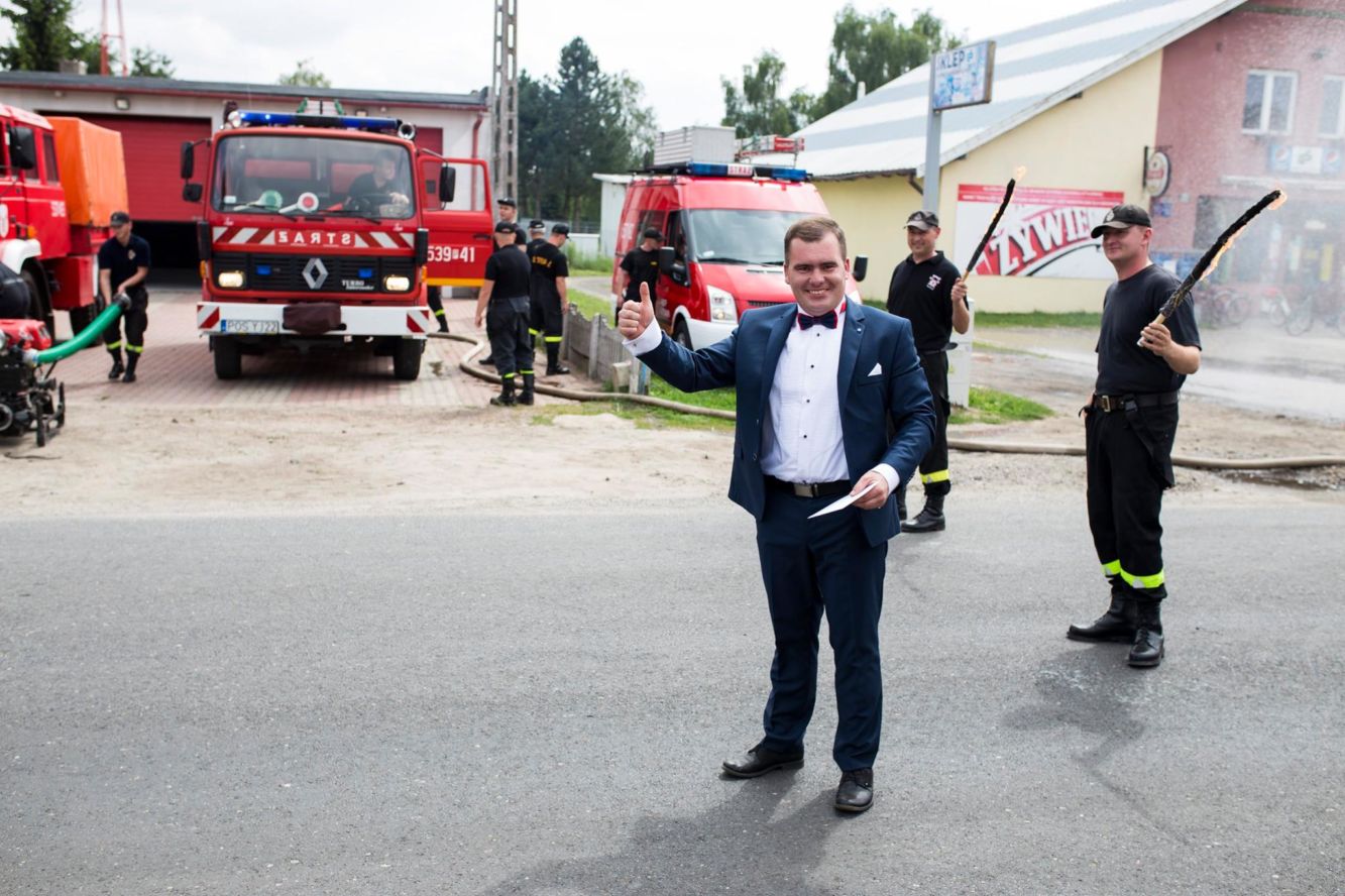 Strażacy pomysłowo zatrzymali parę młodą