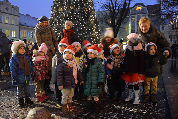 Choinka rozświetliła się na Rynku, a Mikołaje jeździli…