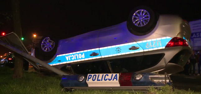 Radiowóz dachował, policjant w szpitalu