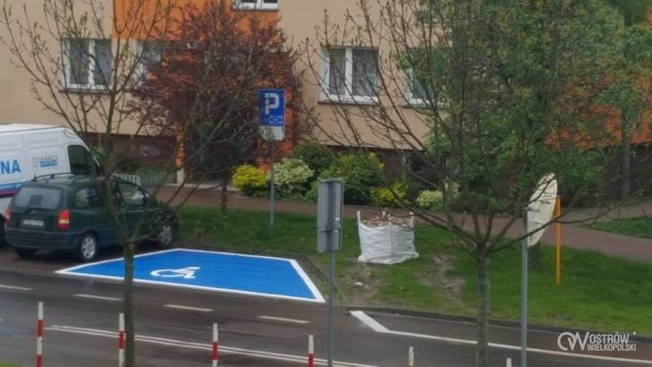 Niebieskie miejsca dla niepełnosprawnych