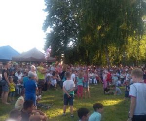 Samochód jako nagroda i Shazza na festynie parafialnym