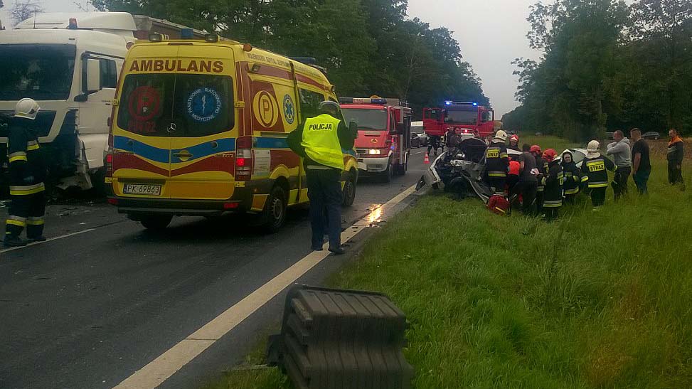 Wypadek dwóch tirów i osobówki. Kobieta zakleszczona