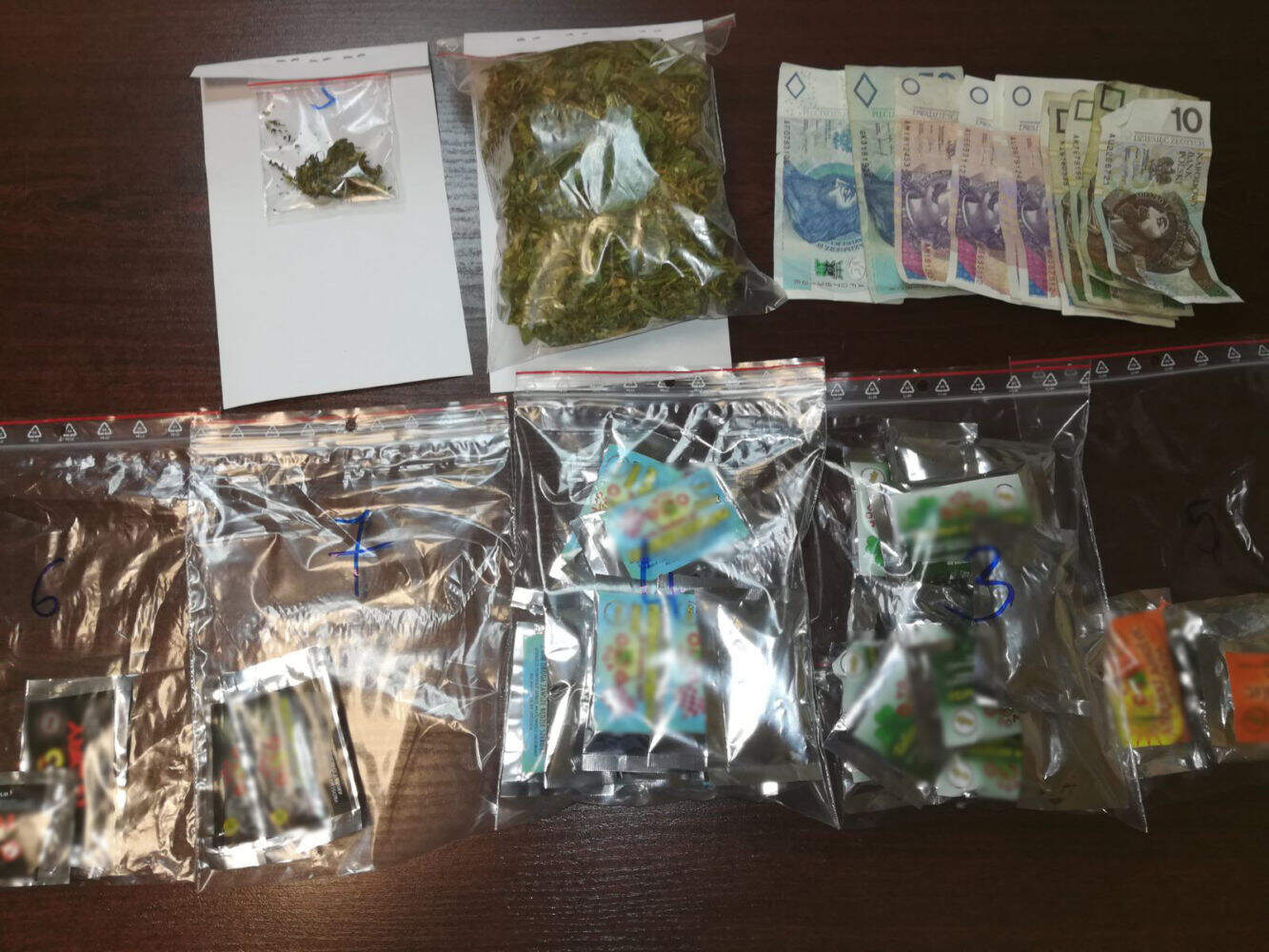 Młodzi ludzie zatrzymani z dopalaczami, marihuaną i amfetaminą