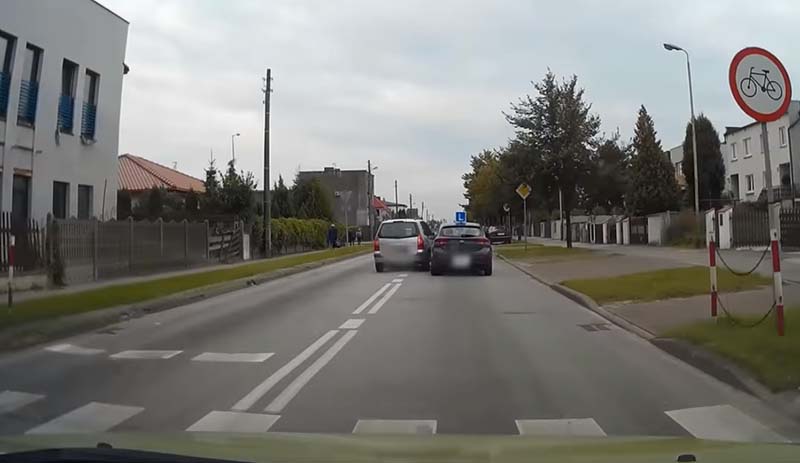 Wyprzedzał Elkę przy przejściu dla pieszych, doprowadził do kolizji (wideo)