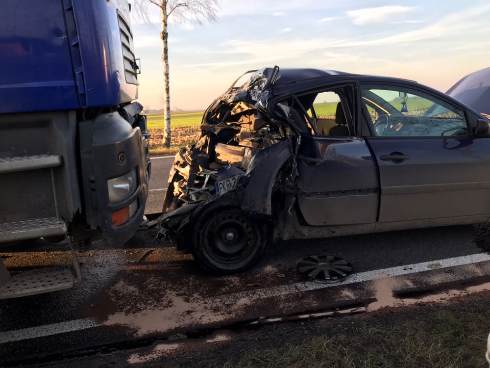 Sobótka TIR najechał na tył Renault. Kierowca był