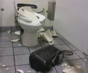 Chciał dokopać drzwiom toalety. Spędził nockę na policyjnym dołku