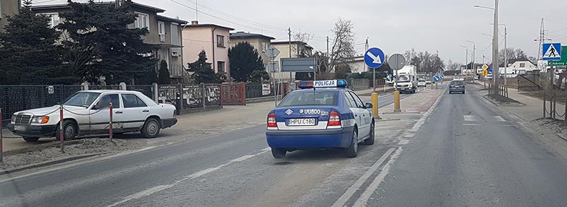 65-latek Mercedesem potrącił kobietę na pasach