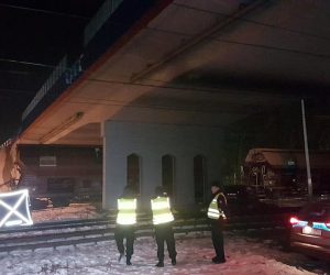 Dwie tajemnicze śmierci. Jeden zginął przejechany przez pociąg, a drugi skoczył z wiaduktu