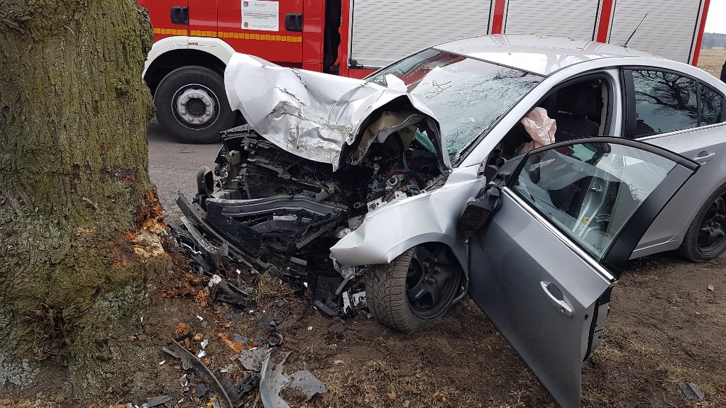 Poważny wypadek koło Odolanowa. Licznik zatrzymał się na 100 km/h (foto) (aktualizacja)