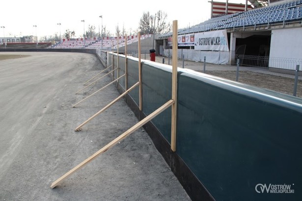 Są nowe bandy na stadionie. Będą je „testować”
