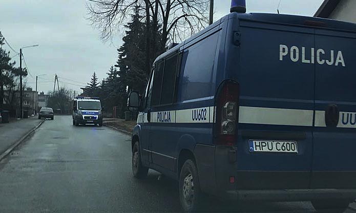 5 radiowozów do mężczyzny z bronią